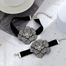 Load image into Gallery viewer, Big Rhinestone Flower Short Choker