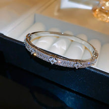 Load image into Gallery viewer, New Exquisite Simple Flower Bracelet
