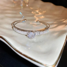 Load image into Gallery viewer, New Exquisite Simple Flower Bracelet