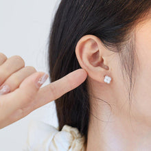 Load image into Gallery viewer, Sterling Silver Minimalist Flower Earrings For Women Shiny - Sophornlilly